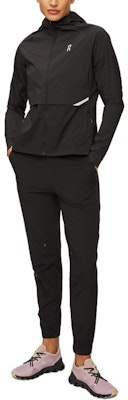 (W) On Running Jaket Lengan Panjang Berpenutup Logo Hitam. 1WE10410553 Shop (W) On Running Jaket Lengan Panjang Berpenutup Logo Hitam. 1WE10410553