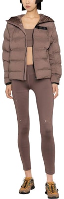 (W) ON Running 拼色连帽羽绒外套 - 葡萄紫 1WD30100434 Lookbook (W) ON Running 拼色连帽羽绒外套 - 葡萄紫 1WD30100434