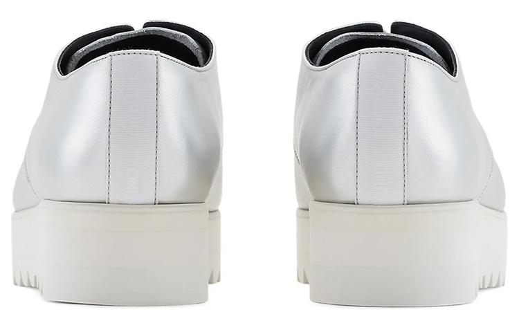 Shop (W) オニツカタイガー 銀色ダービーシューズ 1182A290-021