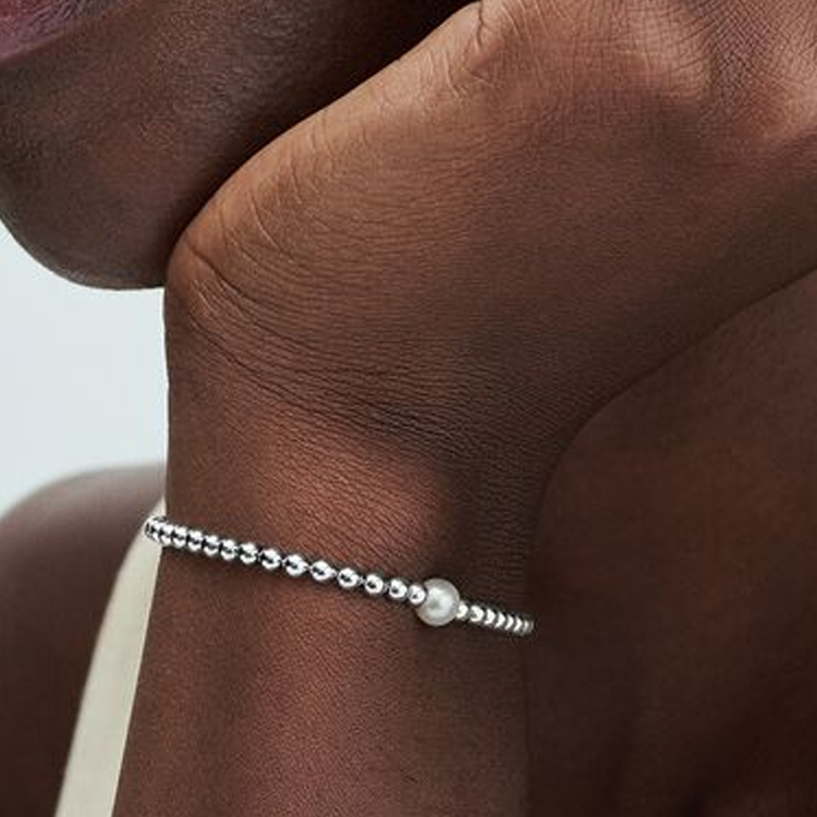 Lookbook (W) 潘多拉925纯银手链搭配淡水珍珠和锆石装饰女性款式。 593173C01