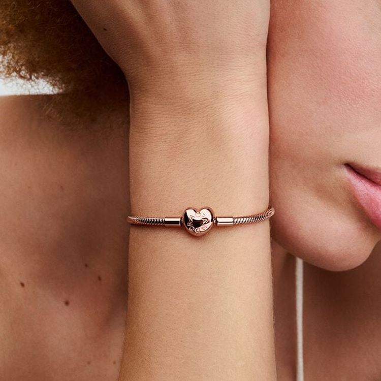 Shop (W) パンドラ ゴールドハートクラスプ スネークチェーン ブレスレット レディース 合金ゴールド 583050C00