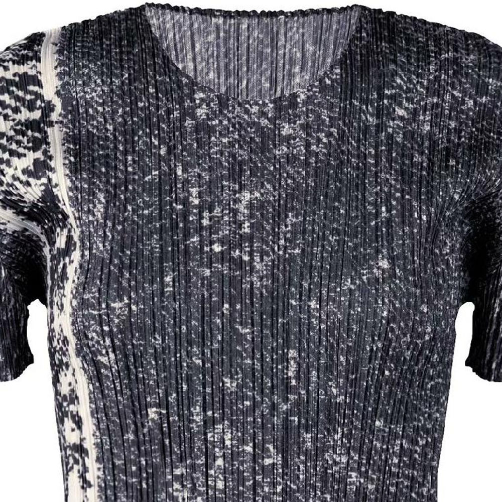 Sizing (W) PLEATS PLEASE ISSEY MIYAKE 漸變色圓領短袖T恤 SS23 靛藍色。 PP36JK421-79