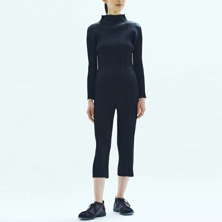 Lookbook (W) PLEATS PLEASE ISSEY MIYAKE SS22 黑色女性及踝百褶褲。 PP55JF110-15