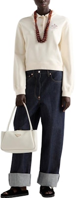 (W) PRADA Baju Polo Lengan Panjang Beige dengan Cetakan Logo FW24. 134704-15DF-F0018-A-I24 Lookbook (W) PRADA Baju Polo Lengan Panjang Beige dengan Cetakan Logo FW24. 134704-15DF-F0018-A-I24