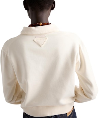 (W) PRADA Baju Polo Lengan Panjang Beige dengan Cetakan Logo FW24. 134704-15DF-F0018-A-I24 Purchase (W) PRADA Baju Polo Lengan Panjang Beige dengan Cetakan Logo FW24. 134704-15DF-F0018-A-I24