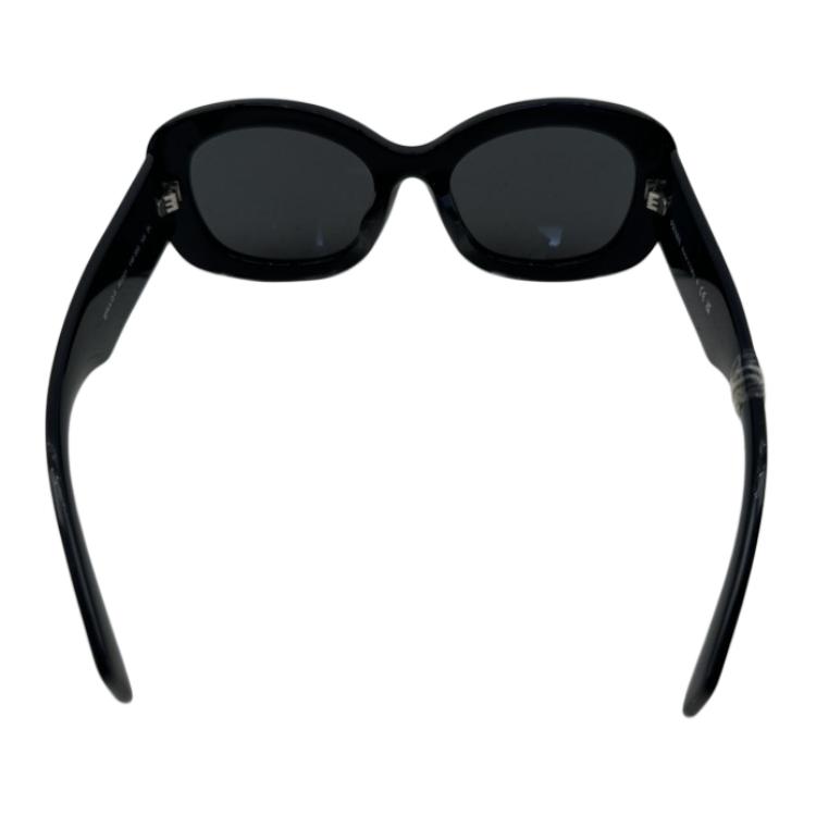 Shop (W) 프라다 블랙 로고 디테일 비정형 선글라스. 0PRA13SF1AB5S055