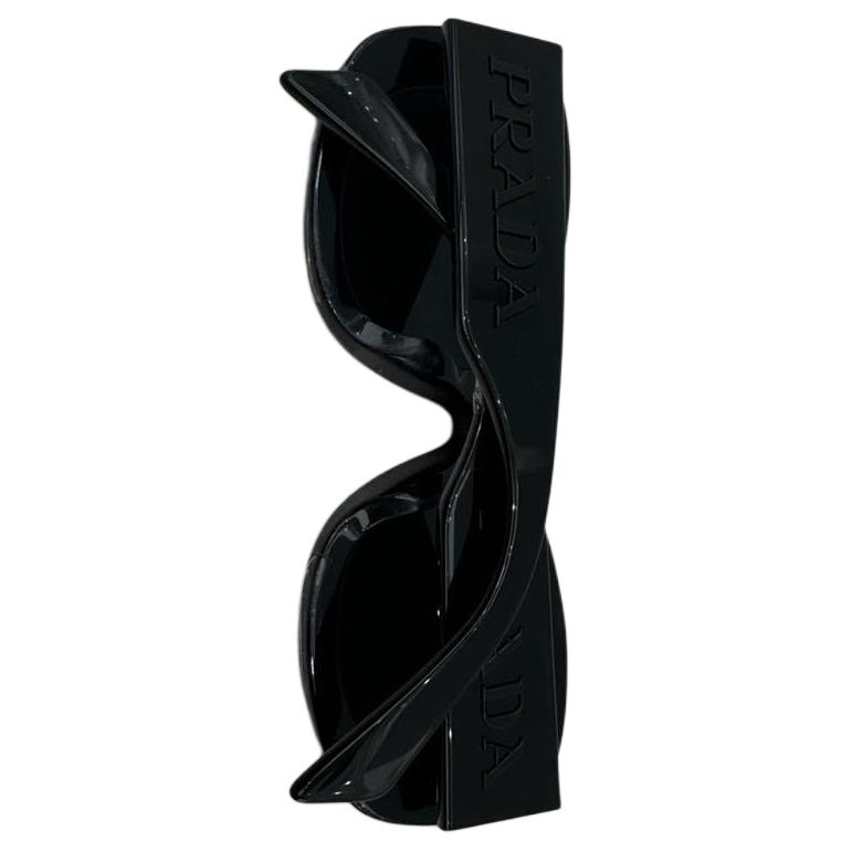 Purchase (W) 프라다 블랙 로고 디테일 비정형 선글라스. 0PRA13SF1AB5S055