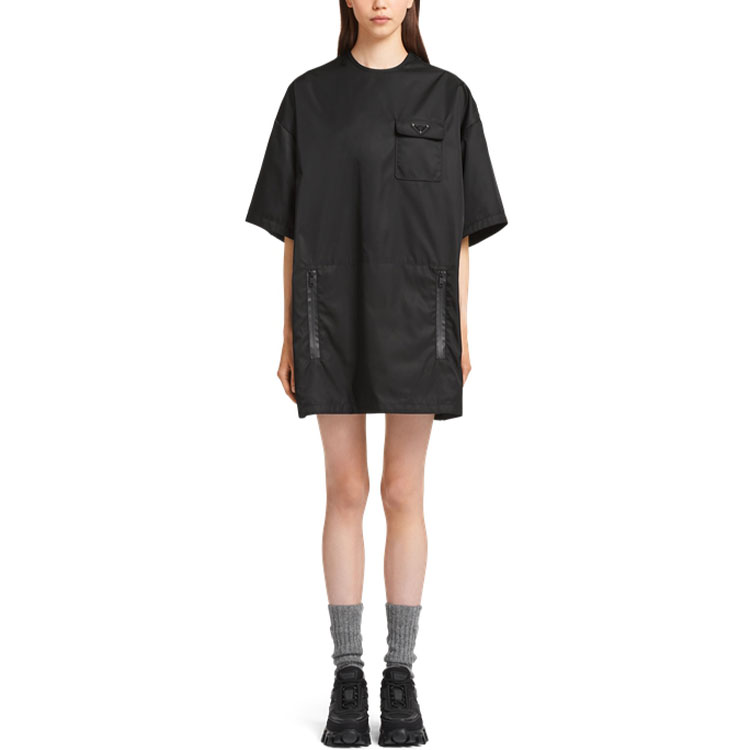 Lookbook (W) PRADA Gaun Hitam Longgar Leher Bulat Lengan Pendek. 230670-1WQ8-F0002-S-212