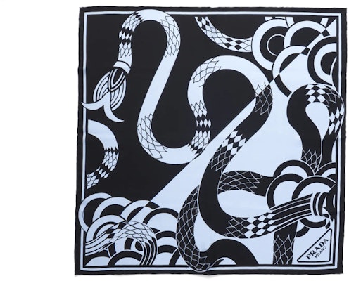 (W) 프라다 패션 프린트 소프트 실크 스카프 - 블루/블랙 1FF0042CLHF0637 Lookbook (W) 프라다 패션 프린트 소프트 실크 스카프 - 블루/블랙 1FF0042CLHF0637