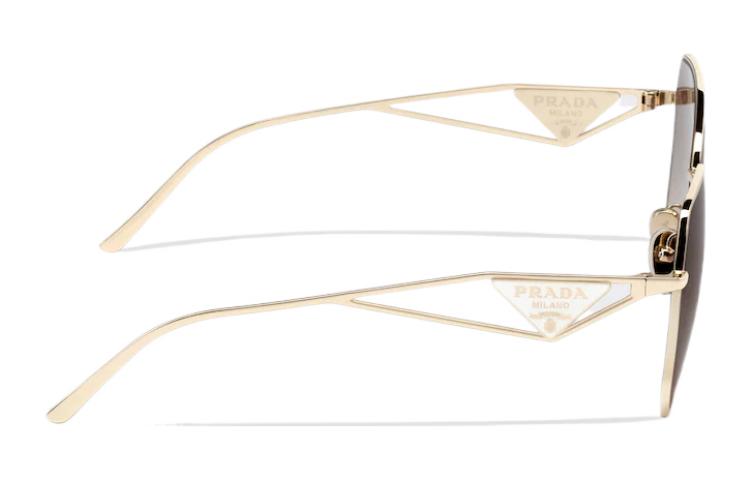 Shop (W) PRADA 金色不规则造型太阳镜，饰三角形金属标志。 SPR57Y-EZVN-F03D0-C-057