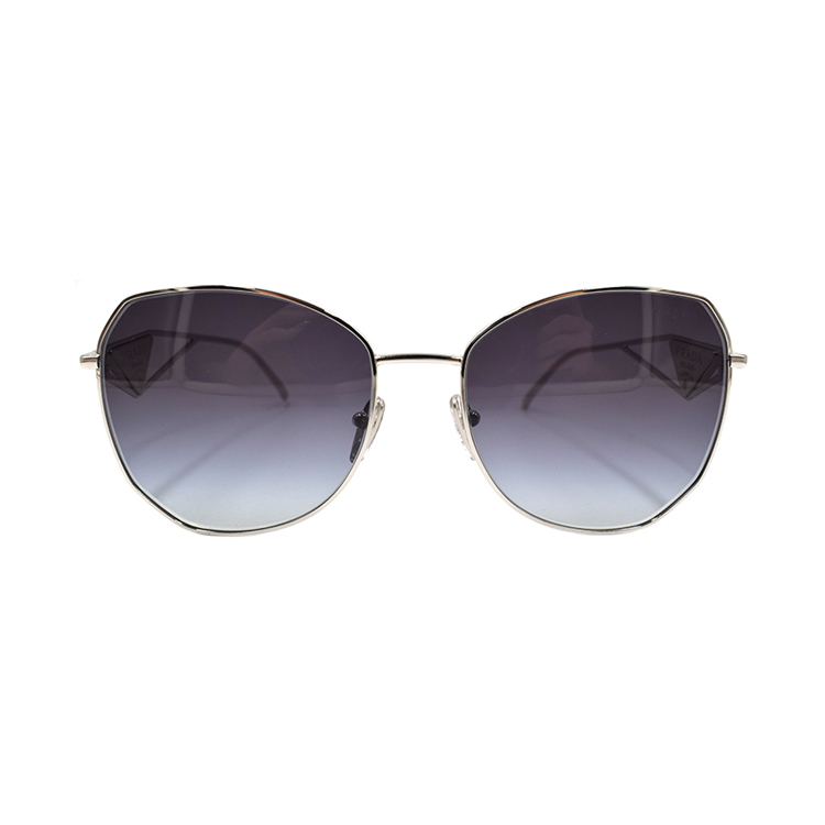 Lookbook (W) PRADA 不規則節日特別款太陽眼鏡附金屬三角標誌。 SPR57Y 1BC-5D1