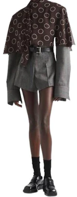 (W) PRADA Celana Pendek High-Waist Abu-Abu Garis-Garis Kasual. P205IH_14XI_F0170_S_OOO Lookbook (W) PRADA Celana Pendek High-Waist Abu-Abu Garis-Garis Kasual. P205IH_14XI_F0170_S_OOO