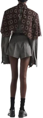 (W) PRADA Celana Pendek High-Waist Abu-Abu Garis-Garis Kasual. P205IH_14XI_F0170_S_OOO Shop (W) PRADA Celana Pendek High-Waist Abu-Abu Garis-Garis Kasual. P205IH_14XI_F0170_S_OOO