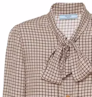 Sizing (W) PRADA Kemeja Lengan Panjang Kotak V-Neck Tie Coklat Muda P470G-13J3-F0324-S-232
