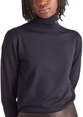 (W) PRADA SS22 Suéter de Lana de Cuello Alto con Decoración de Logo Triangular. P26439-100S-F0008-S-221 Details for (W) PRADA SS22 Suéter de Lana de Cuello Alto con Decoración de Logo Triangular. P26439-100S-F0008-S-221