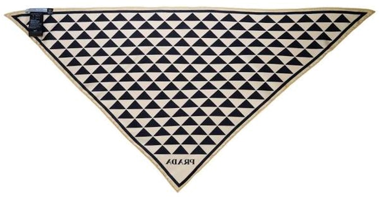 (W) PRADA 스타일리시 옐로우 스카프 - 패셔너블 다용도 액세서리. 1FF0362DTPF0X7F Lookbook (W) PRADA 스타일리시 옐로우 스카프 - 패셔너블 다용도 액세서리. 1FF0362DTPF0X7F