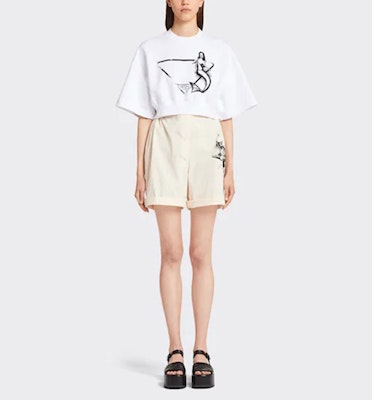 (W) PRADA Camiseta Blanca Gráfica de Manga Corta y Corte Holgado. 135709-10NA-F0009-S-221 Lookbook (W) PRADA Camiseta Blanca Gráfica de Manga Corta y Corte Holgado. 135709-10NA-F0009-S-221