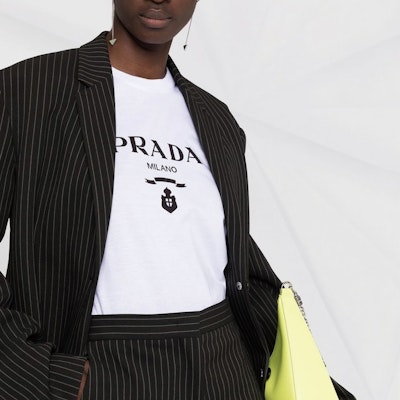 (W) PRADA Camiseta Blanca de Manga Corta con Logo Estampado y Cuello Redondo 35838R-11DN-F0009-S-162 Sizing (W) PRADA Camiseta Blanca de Manga Corta con Logo Estampado y Cuello Redondo 35838R-11DN-F0009-S-162