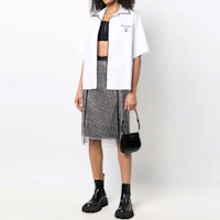 Lookbook (W) PRADA Kemeja Lengan Pendek Putih Stripe Logo Tahan Matahari P433BRS182F62-F0009