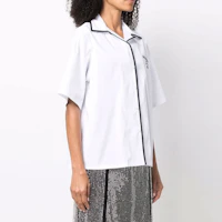 Shop (W) PRADA Kemeja Lengan Pendek Putih Stripe Logo Tahan Matahari P433BRS182F62-F0009