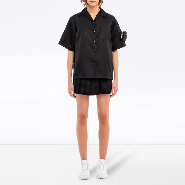 Lookbook (W) PRADA Baju Hitam Lengan Pendek Anti UV dengan Kantong Logo. 240683-1WQ8-F0002-S-201