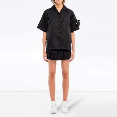 (W) PRADA Baju Hitam Lengan Pendek Anti UV dengan Kantong Logo. 240683-1WQ8-F0002-S-201 Lookbook (W) PRADA Baju Hitam Lengan Pendek Anti UV dengan Kantong Logo. 240683-1WQ8-F0002-S-201