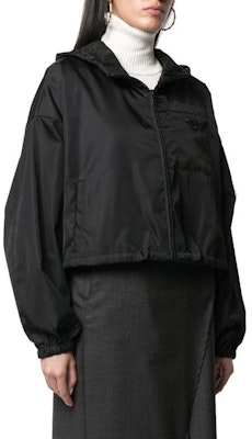 (W) Chaqueta Negra con Capucha y Detalle de Logo PRADA. 29X900S2021WQ8-F0002 Shop (W) Chaqueta Negra con Capucha y Detalle de Logo PRADA. 29X900S2021WQ8-F0002