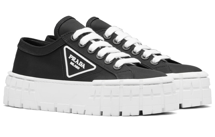 Lookbook PRADA 尼龍 華達呢 輕便低筒 時尚板鞋 女款 黑色