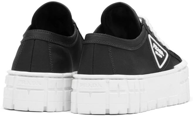 PRADA 尼龍 華達呢 輕便低筒 時尚板鞋 女款 黑色 Shop PRADA 尼龍 華達呢 輕便低筒 時尚板鞋 女款 黑色