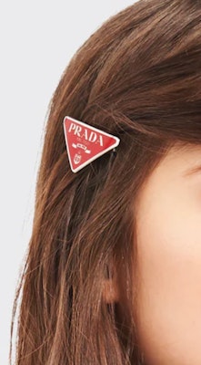 (W) 프라다 에나멜 삼각 헤어클립 레드 여성용. 1IF050_2BA6_F068Z Shop (W) 프라다 에나멜 삼각 헤어클립 레드 여성용. 1IF050_2BA6_F068Z