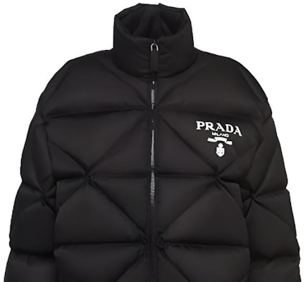 (W) Chaqueta Negra PRADA FW22 Manga Larga con Logo y Diseño Sólido. 291947-1YY8-F0002-S-202 Sizing (W) Chaqueta Negra PRADA FW22 Manga Larga con Logo y Diseño Sólido. 291947-1YY8-F0002-S-202