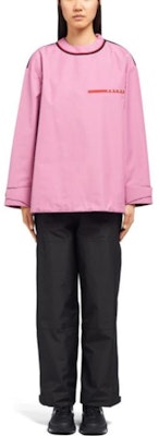 (W) Sudadera Casual Cuello Redondo PRADA FW23 Rosa con Rayas y Letras. 29Y860-1XV1-F01N6-S-202 Lookbook (W) Sudadera Casual Cuello Redondo PRADA FW23 Rosa con Rayas y Letras. 29Y860-1XV1-F01N6-S-202