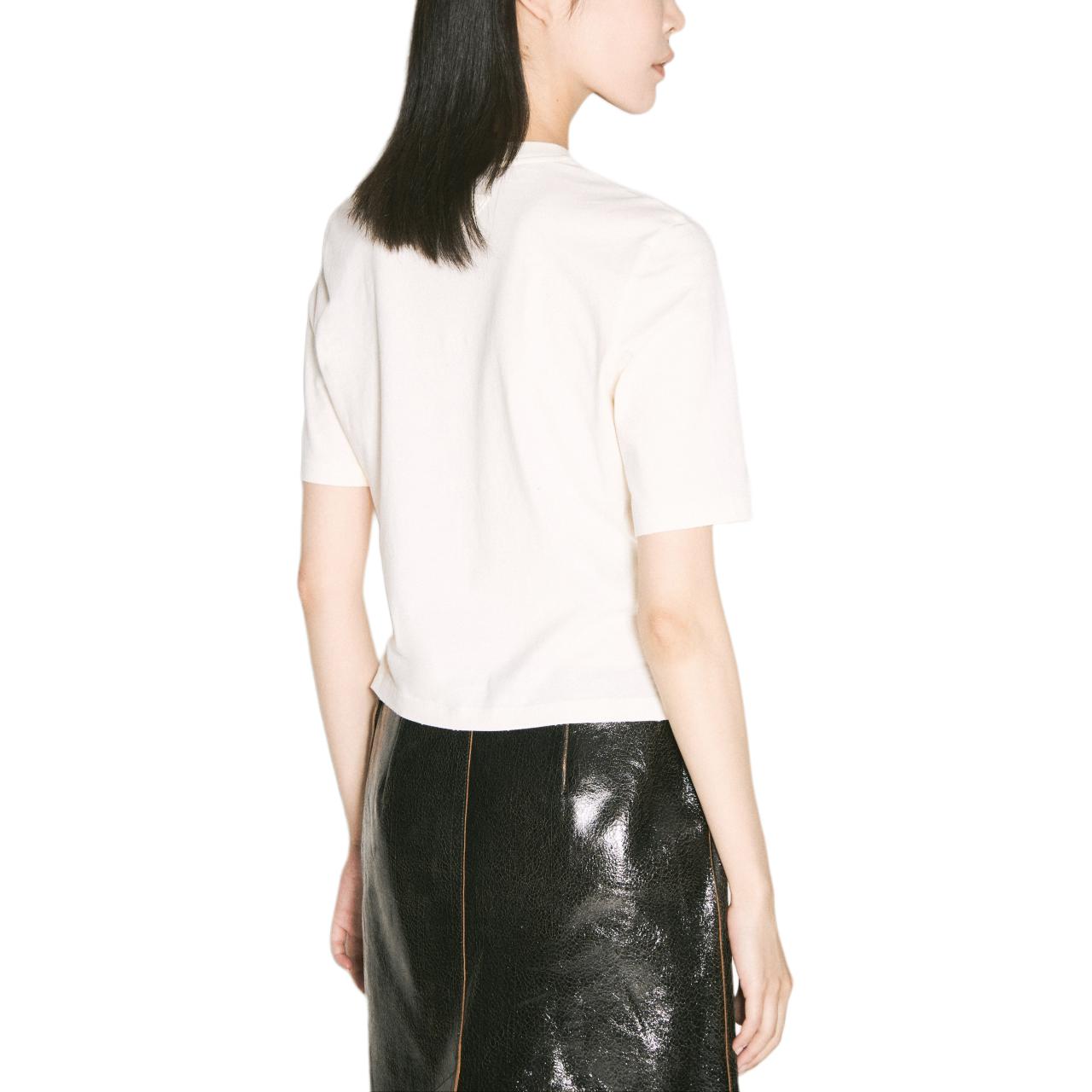 Lookbook (W) PRADA FW24 Kemeja-T Leher Bulat Putih dengan Logo Huruf. 3549B-15S8-F0XPE-S-OOO