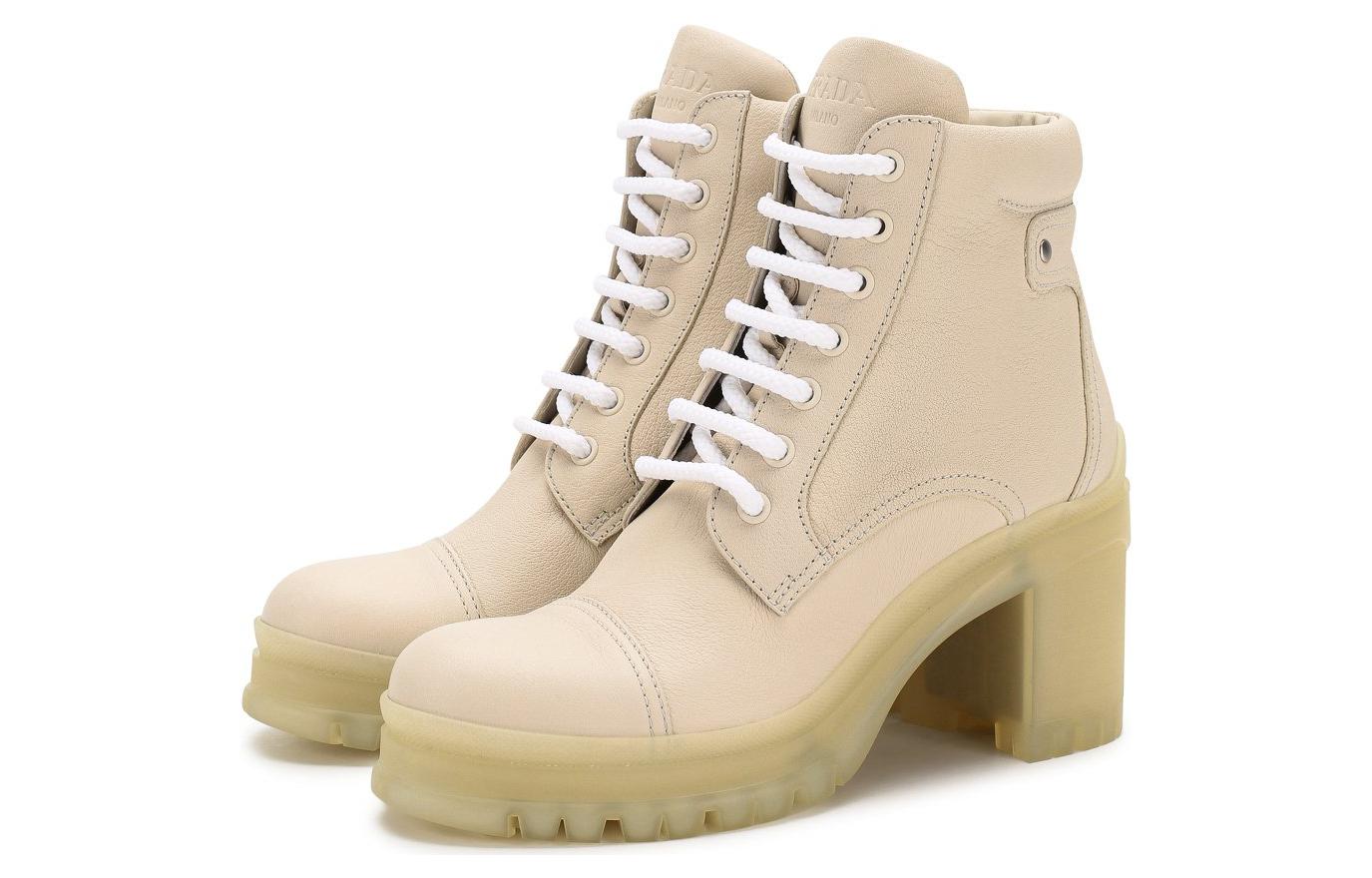 Lookbook (W) Stivali alla caviglia Prada in pelle beige con punta tonda e lacci. 1T584L_007_F0K74