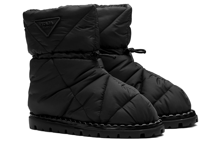 Lookbook (W) Stivali da Neve in Nylon Trapuntato Prada ''Nero''. 1U686M_3LGO_F0002_F_020