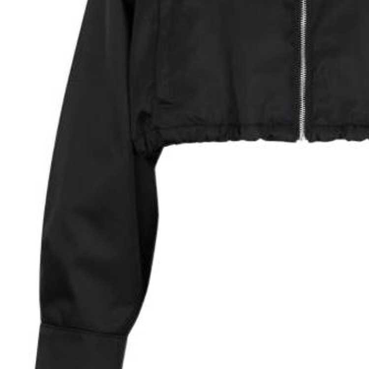 Sizing (W) Chaqueta Prada Re-Nylon FW22 Negra Cropped de Manga Larga y Cintura Ajustada. 292101-1WQ8-F0002
