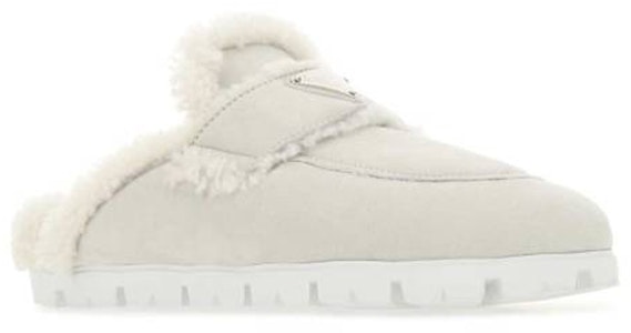 PRADA 普拉達 粉筆剪羊毛平底拖鞋 女款 灰白色 Lookbook PRADA 普拉達 粉筆剪羊毛平底拖鞋 女款 灰白色