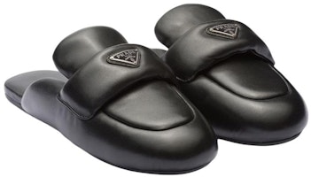 PRADA 皮革 徽標 平底 時尚涼拖 女款 黑色 Shop PRADA 皮革 徽標 平底 時尚涼拖 女款 黑色