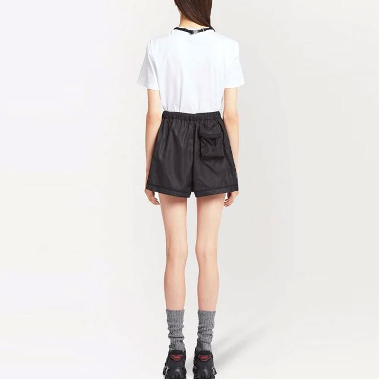 Lookbook (W) PRADA SS22 Seluar Pendek Hitam Santai dengan Warna Padat & Beg Kecil. 22H865S2121WQ9-F0002