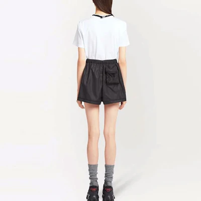 (W) PRADA SS22 Seluar Pendek Hitam Santai dengan Warna Padat & Beg Kecil. 22H865S2121WQ9-F0002 Lookbook (W) PRADA SS22 Seluar Pendek Hitam Santai dengan Warna Padat & Beg Kecil. 22H865S2121WQ9-F0002