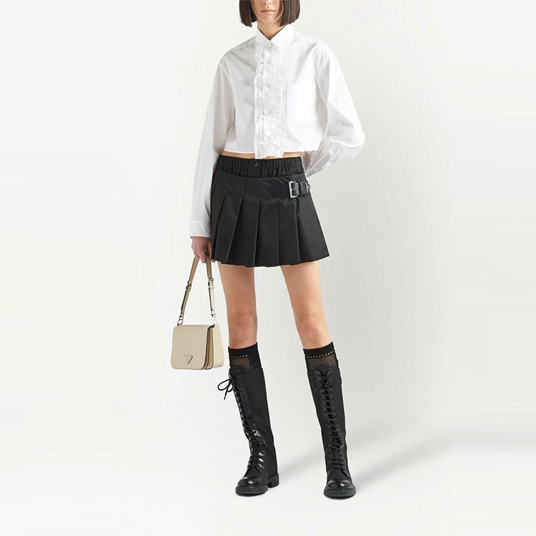 Lookbook (W) PRADA SS22 黑色百褶迷你裙休閒風格. 21H922-1WQ8-F0002-S-222