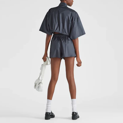 (W) PRADA SS22 Celana Pendek Kasual Logo Segitiga Biru. P218G-10GP-F0008-S-221 Shop (W) PRADA SS22 Celana Pendek Kasual Logo Segitiga Biru. P218G-10GP-F0008-S-221