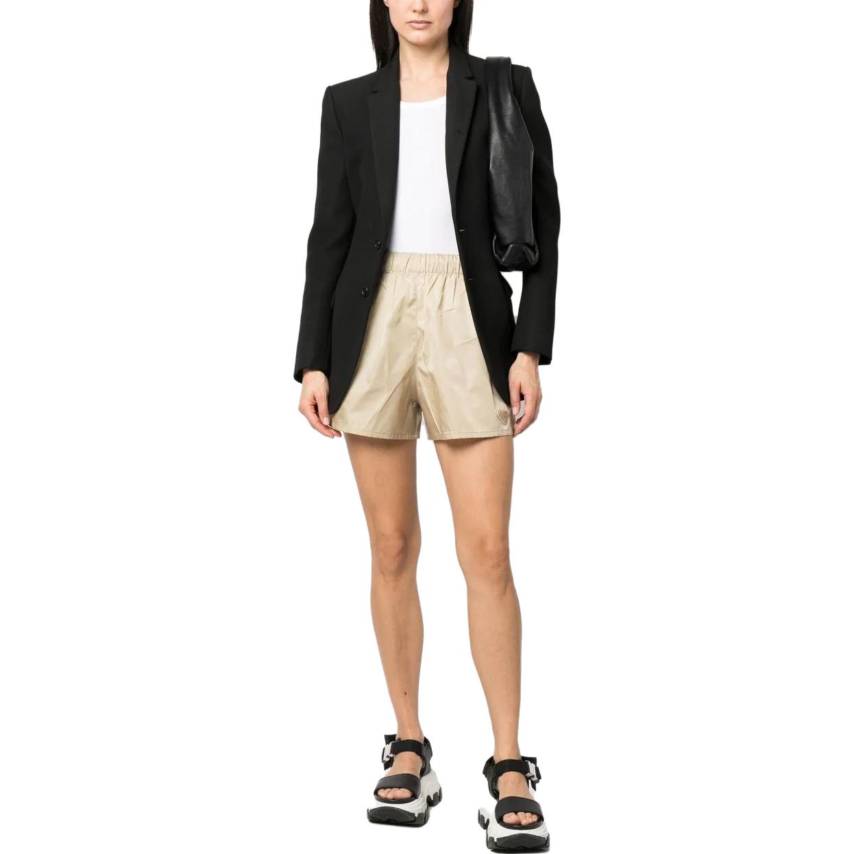 Lookbook (W) 普拉达 SS22 三角标高腰卡其色短裤. 22C757-1WQ8-F0F24