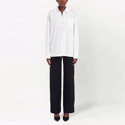 (W) PRADA SS22 Camisa Blanca con Lazada Frontal y Protección Solar. P983I-1XV2-F0009-S-221 Lookbook (W) PRADA SS22 Camisa Blanca con Lazada Frontal y Protección Solar. P983I-1XV2-F0009-S-221