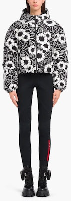 (W) 普拉达SS22花卉Logo印花羽绒冬季黑色连帽外套. 29M698-10UU-F0967-S-212 Lookbook (W) 普拉达SS22花卉Logo印花羽绒冬季黑色连帽外套. 29M698-10UU-F0967-S-212