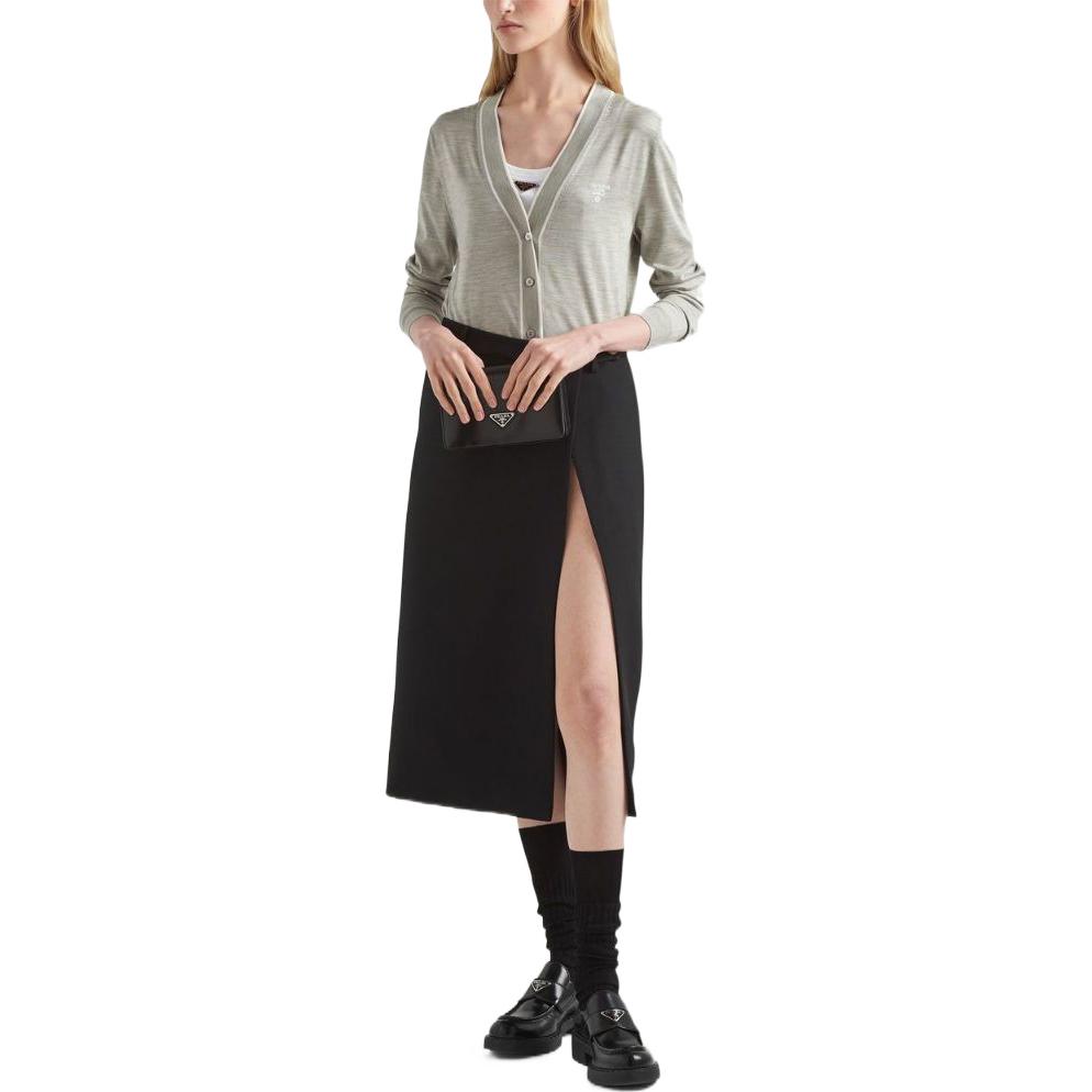 Lookbook (W) プラダ SS23 グレー ニット カーディガン ロゴ刺繍付き Vネック. P25L11-10OX-F0RXG-S-221