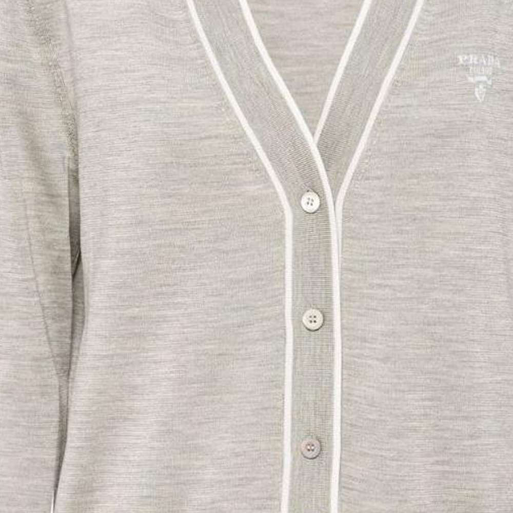 Sizing (W) プラダ SS23 グレー ニット カーディガン ロゴ刺繍付き Vネック. P25L11-10OX-F0RXG-S-221