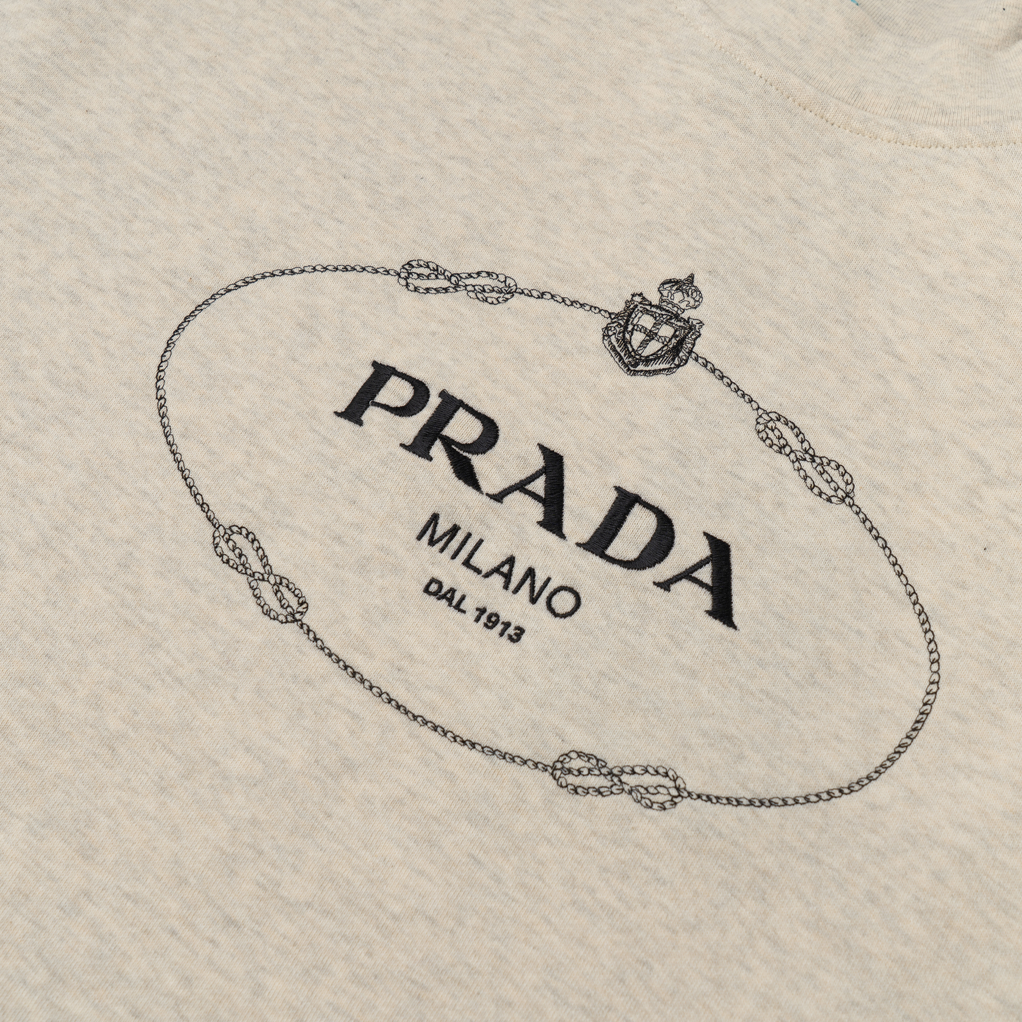 Sizing (W) 普拉达 SS23 标志印花短款圆领卫衣 米白色. 134676-1X6Q-F0018