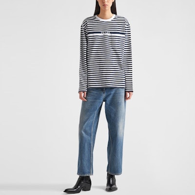 (Women) PRADA SS23 Striped Logo Print Long Sleeve T-Shirt Blue White 34642-12T2-F022X-S-231 Lookbook (Women) PRADA SS23 Striped Logo Print Long Sleeve T-Shirt Blue White 34642-12T2-F022X-S-231