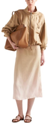 (W) PRADA SS24 卡其色徽標拉鍊設計長袖休閒夾克. P538OQ-14PE-F0065-S-OOO Lookbook (W) PRADA SS24 卡其色徽標拉鍊設計長袖休閒夾克. P538OQ-14PE-F0065-S-OOO